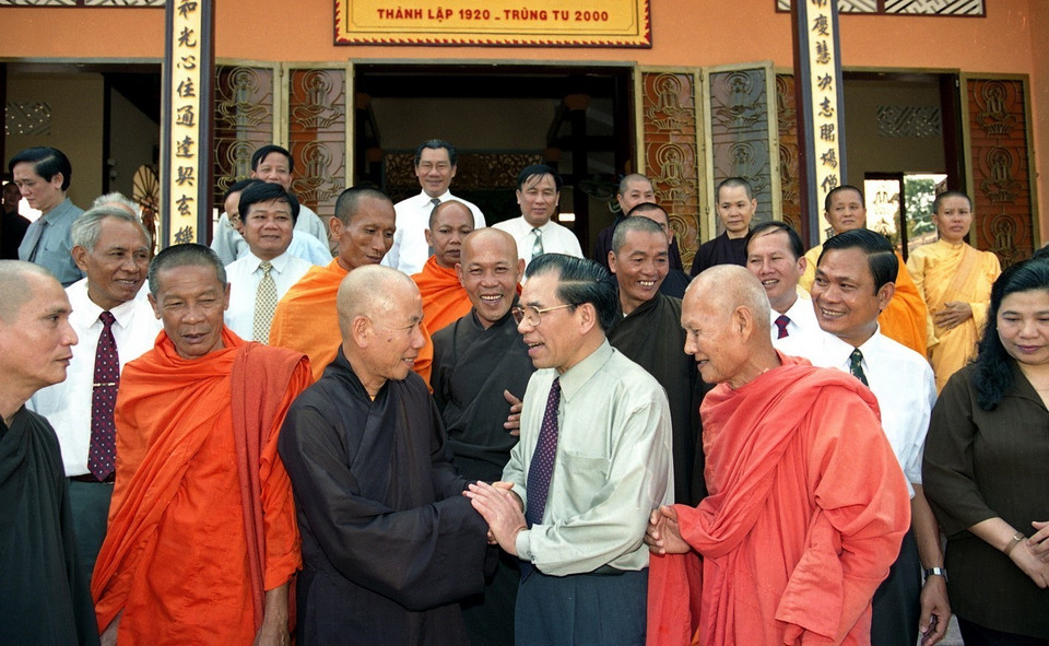 Tổng Bí thư Nông Đức Mạnh thăm Ban Trị sự Giáo hội Phật giáo Việt Nam tỉnh Trà Vinh ở chùa Lưỡng Xuyên, tỉnh Trà Vinh, ngày 11/3/2002. (Ảnh: Xuân Tuân/TTXVN)