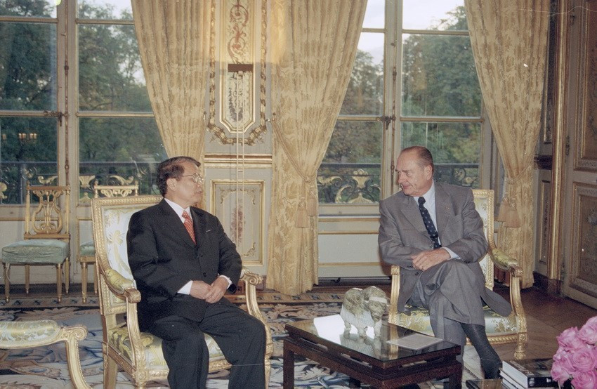 Tổng thống Pháp Jacques Chirac hội đàm với Chủ tịch nước Trần Đức Lương thăm hữu nghị chính thức Cộng hòa Pháp, ngày 28/10/2002. (Ảnh: Nguyễn Khang/TTXVN)