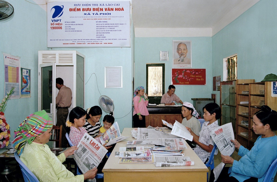  Điểm bưu điện văn hóa xã Tả Phời (Lào Cai) phục vụ đồng bào dân tộc nắm bắt thông tin, nâng cao dân trí, phát triển sản xuất. (Ảnh: Đình Huệ/TTXVN)