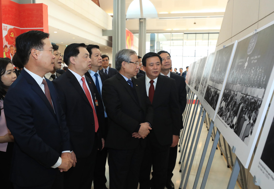 Thường trực Ban Bí thư Trần Quốc Vượng, Trưởng Ban Tuyên giáo Trung ương Võ Văn Thưởng và đại biểu tham quan Trưng bày ảnh Vững bước dưới cờ Đảng quang vinh do Ban Tuyên giáo Trung ương và Thông tấn xã Việt Nam tổ chức. (Ảnh: TTXVN)