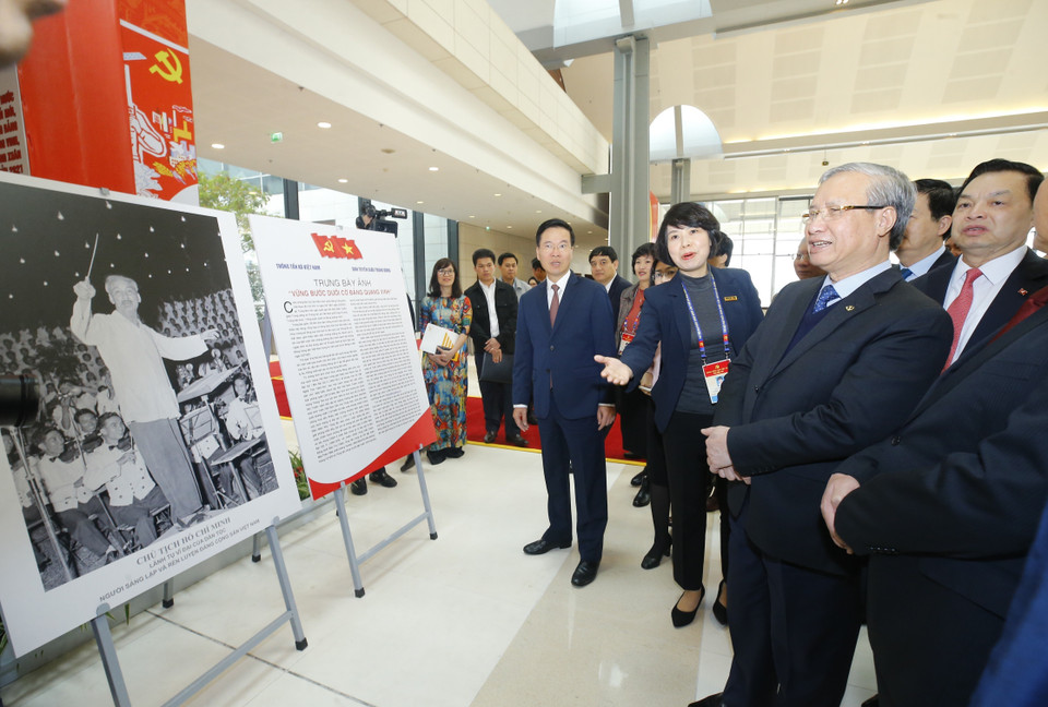 Phó Tổng Giám đốc Thông tấn xã Việt Nam Vũ Việt Trang giới thiệu với các đại biểu về Trưng bày ảnh của TTXVN. (Ảnh: Doãn Tấn/TTXVN)