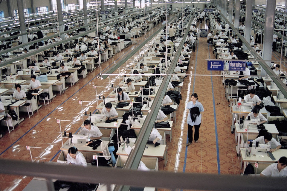 Tại Đại hội Đảng IX, Đảng đặc biệt chú trọng tới việc hoàn thiện các công cụ quản lý vĩ mô, nhất là đối với kinh tế Nhà nước, nhấn mạnh việc phát huy vai trò chủ đạo của kinh tế Nhà nước trong nền kinh tế quốc dân, coi đó là động lực vật chất quan trọng và là công cụ để Nhà nước định hướng và điều tiết vĩ mô nền kinh tế. Trong ảnh: Công ty May Sông Hồng (Nam Định) giải quyết việc làm cho hơn 2000 lao động, nâng cao năng lực sản xuất hàng xuất khẩu sang các thị trường EU, Mỹ. (Ảnh: Bùi Tường/TTXVN)