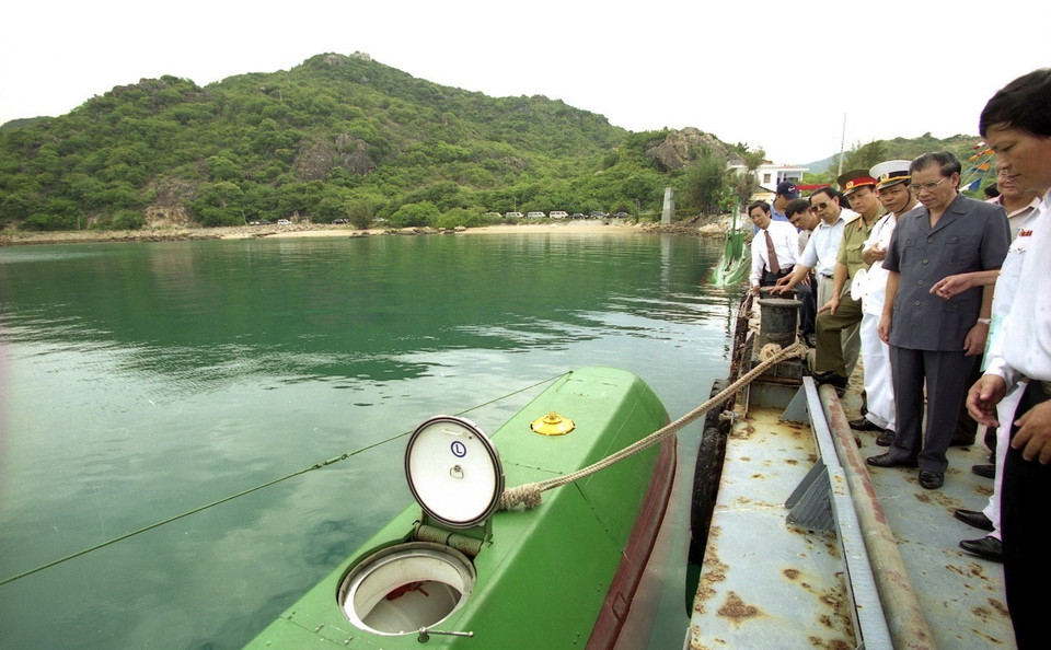 Tổng Bí thư Nông Đức Mạnh thị sát tàu ngầm của bộ đội Hải quân, trong chuyến thăm và làm việc tại tỉnh Khánh Hòa từ ngày 23-25/7/2003. (Ảnh: Xuân Tuân/TTXVN)