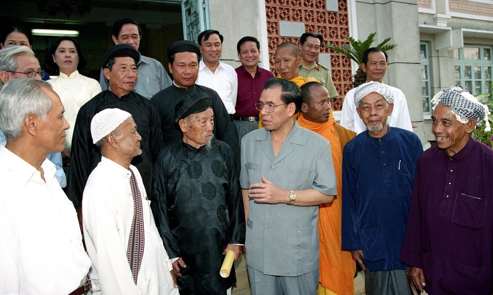 Tổng Bí thư Nông Đức Mạnh nói chuyện với nhân dân cụm xã, phường ở thị xã Châu Đốc, trong chuyến thăm, làm việc tại tỉnh An Giang từ ngày 8-9/3/2002. (Ảnh: Xuân Tuân/TTXVN)