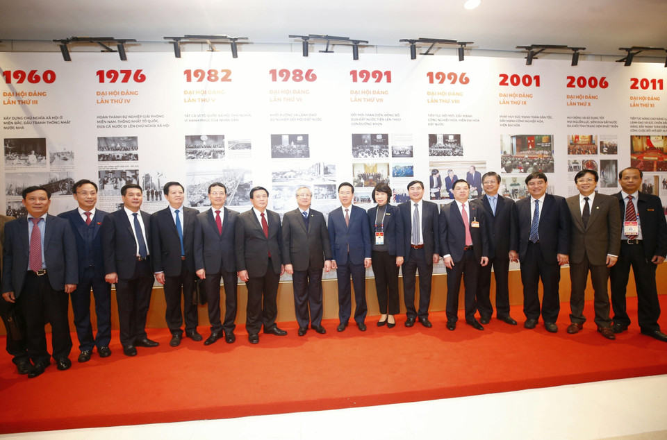 Ông Trần Quốc Vượng, Ủy viên Bộ Chính trị, Thường trực Ban Bí thư; ông Võ Văn Thưởng, Ủy viên Bộ Chính trị, Bí thư Trung ương Đảng, Trưởng Ban Tuyên giáo Trung ương cùng các đại biểu dự khai mạc Trưng bày ảnh. (Ảnh: Doãn Tấn/TTXVN)