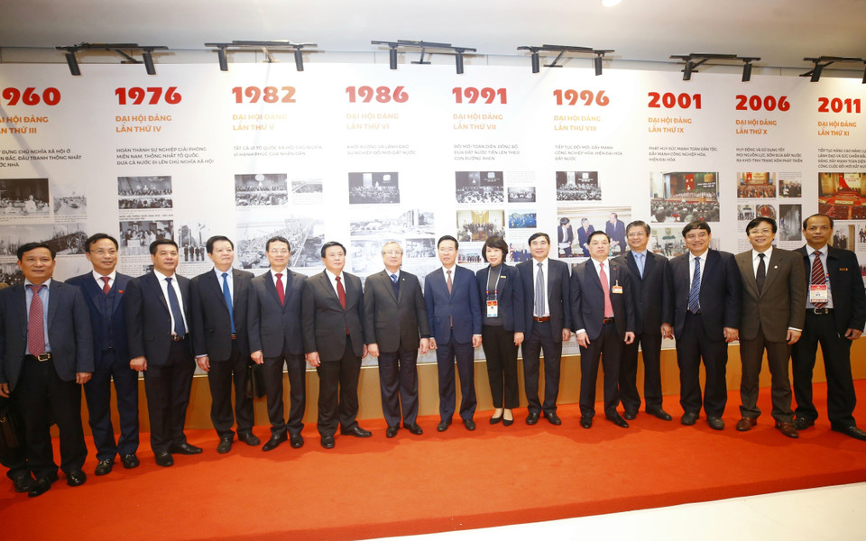 Ông Trần Quốc Vượng, Ủy viên Bộ Chính trị, Thường trực Ban Bí thư; ông Võ Văn Thưởng, Ủy viên Bộ Chính trị, Bí thư Trung ương Đảng, Trưởng Ban Tuyên giáo Trung ương cùng các đại biểu dự khai mạc Trưng bày ảnh. (Ảnh: Doãn Tấn/TTXVN)