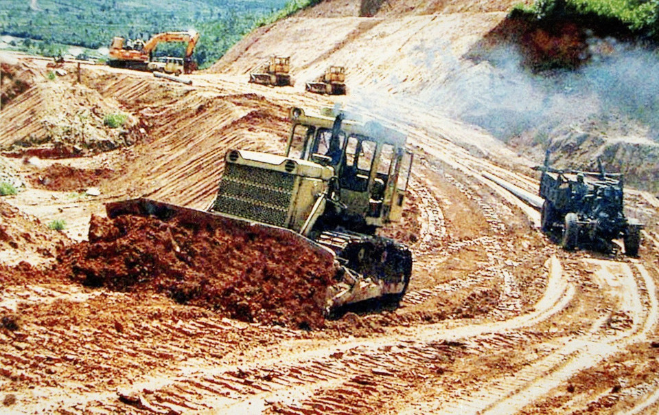 Mở đường vào vùng sâu Ia Mơ nông, huyện Chư Parh (Gia Lai) để phát triển kinh tế, văn hóa cho đồng bào dân tộc (2004). (Ảnh: Sỹ Huynh/TTXVN)