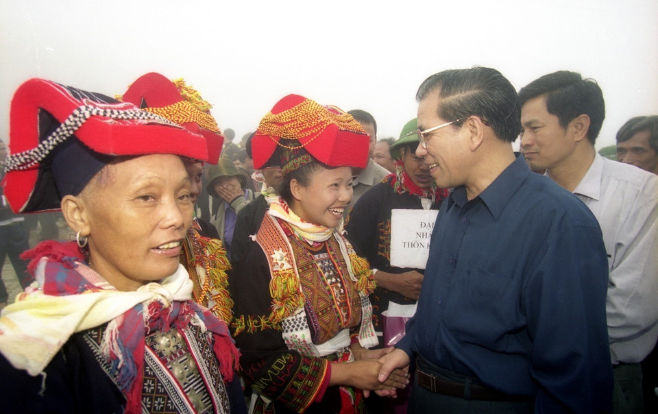 Tổng Bí thư Nông Đức Mạnh với nhân dân các dân tộc vùng cao biên giới xã Mẫu Sơn, huyện Lộc Bình, tỉnh Lạng Sơn, ngày 12/9/2003. (Ảnh: Xuân Tuân/TTXVN)