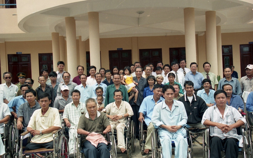 Ngày 13/9/2005, Tổng Bí thư Nông Đức Mạnh thăm Trung tâm Điều dưỡng thương binh và người có công ở Long Đất (thị trấn Long Hải, huyện Long Điền, tỉnh Bà Rịa-Vũng Tàu. (Ảnh: Xuân Tuân/TTXVN)