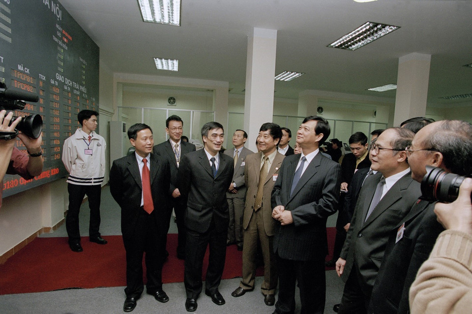  Phó Thủ tướng thường trực Nguyễn Tấn Dũng dự khai trương Trung tâm Giao dịch chứng khoán Hà Nội, ngày 8/3/2005. (Ảnh: Quang Hải/TTXVN)