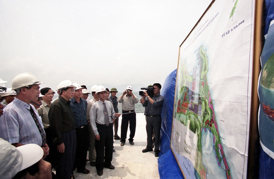 Tổng Bí thư Nông Đức Mạnh thăm công trình xây dựng Cảng nước sâu Chân Mây (Thừa Thiên Huế), ngày 11/9/2002. (Ảnh: Xuân Tuân/TTXVN)