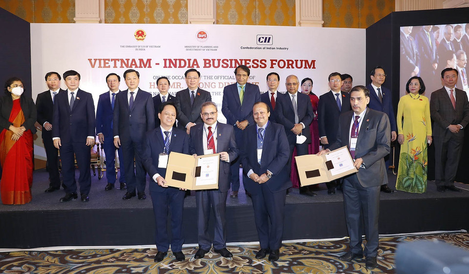 Chủ tịch Quốc hội Vương Đình Huệ chứng kiến Lễ trao các thoả thuận hợp tác giữa doanh nghiệp 2 nước. (Ảnh: Doãn Tấn/TTXVN)