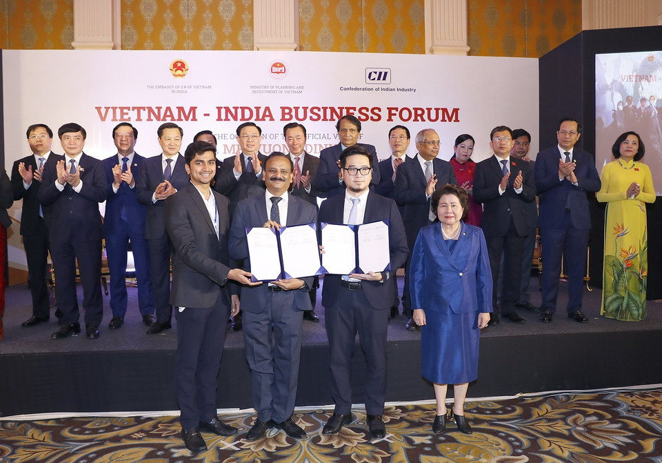 Chủ tịch Quốc hội Vương Đình Huệ chứng kiến Lễ trao các thoả thuận hợp tác giữa doanh nghiệp 2 nước. (Ảnh: Doãn Tấn/TTXVN)