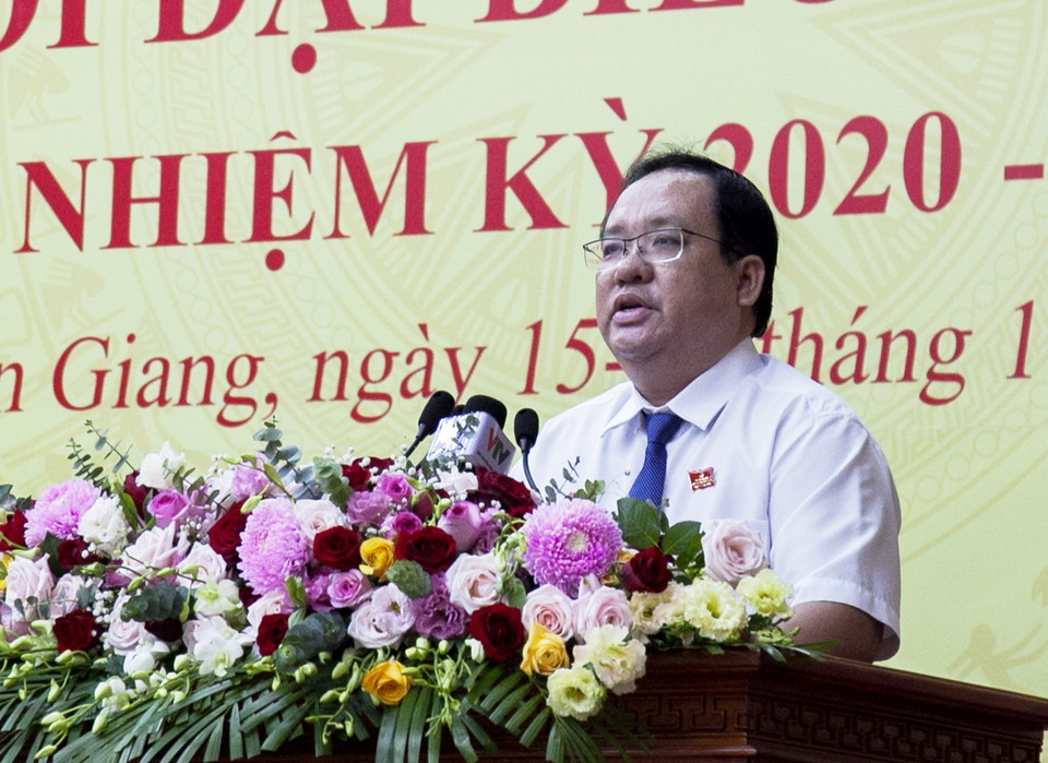 Chủ tịch UBND huyện Giồng Riềng Nguyễn Thanh Phong phát biểu tham luận tại Đại hội. (Ảnh: Hồng Đạt/TTXVN)