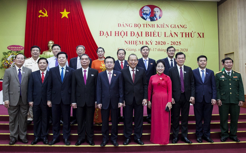 Lãnh đạo Trung ương và lãnh đạo tỉnh Kiên Giang tại Đại hội Đảng bộ tỉnh Kiên Giang lần thứ XI, nhiệm kỳ 2020 - 2025. (Ảnh: Hồng Đạt/TTXVN)
