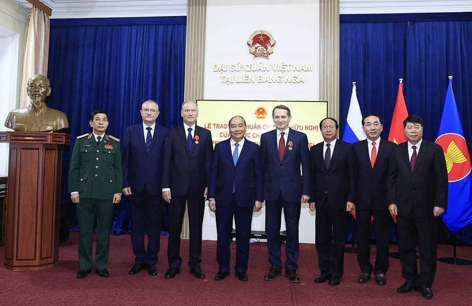 Chủ tịch nước Nguyễn Xuân Phúc và các thành viên Đoàn đại biểu cấp cao Việt Nam với các đại biểu Liên bang Nga. (Ảnh: Thống Nhất/TTXVN)