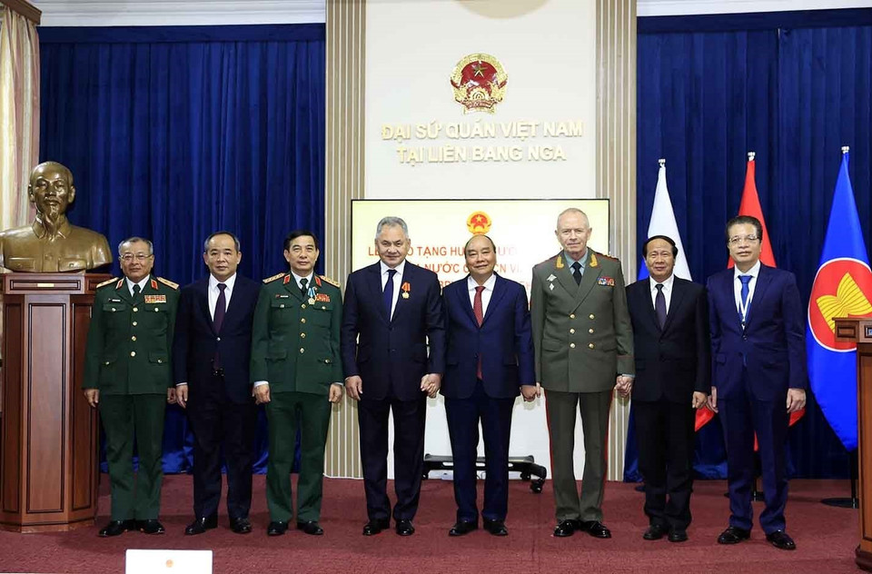 Chủ tịch nước Nguyễn Xuân Phúc và các thành viên Đoàn đại biểu cấp cao Việt Nam với lãnh đạo Bộ Quốc phòng Liên bang Nga. (Ảnh: Thống Nhất/TTXVN)