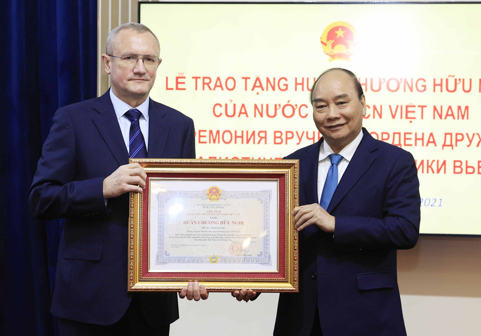 Chủ tịch nước Nguyễn Xuân Phúc trao tặng Huân chương Hữu nghị cho Trung tâm đào tạo thuộc Cơ quan Tình báo đối ngoại Liên bang Nga. (Ảnh: Thống Nhất/TTXVN)