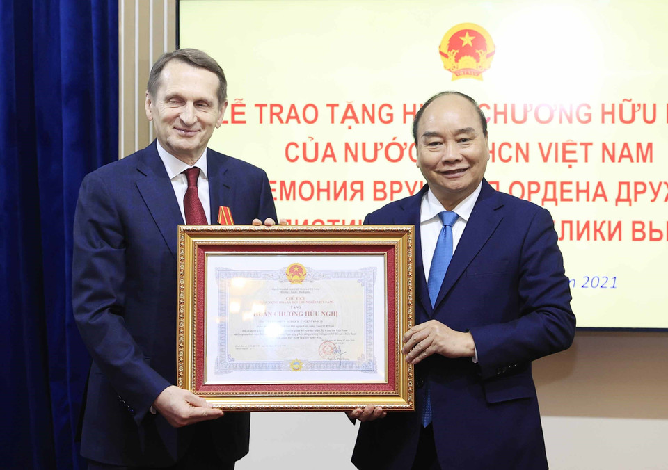 Chủ tịch nước Nguyễn Xuân Phúc trao tặng Huân chương Hữu nghị ông Naryshkin Sergey Evgenyevich, Giám đốc Cơ quan Tình báo đối ngoại Liên bang Nga (SVR Nga). (Ảnh: Thống Nhất/TTXVN)