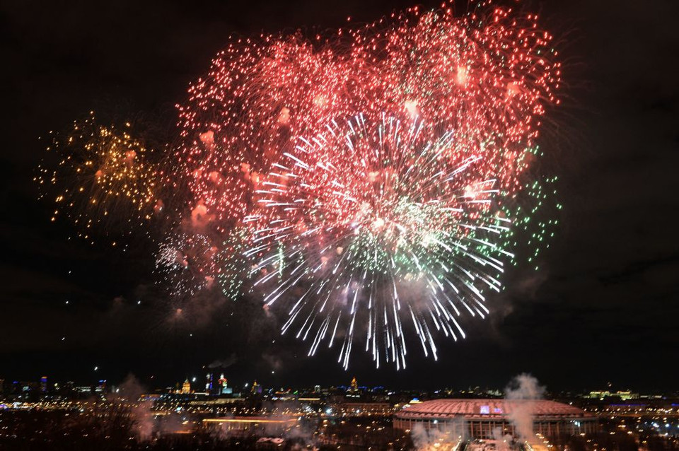 Pháo hoa rực sáng trên đồi Vorobyovy tại Moscow trong ngày vinh danh những người phục vụ trong quân đội Nga 23/2. (Nguồn: Sputniknews)