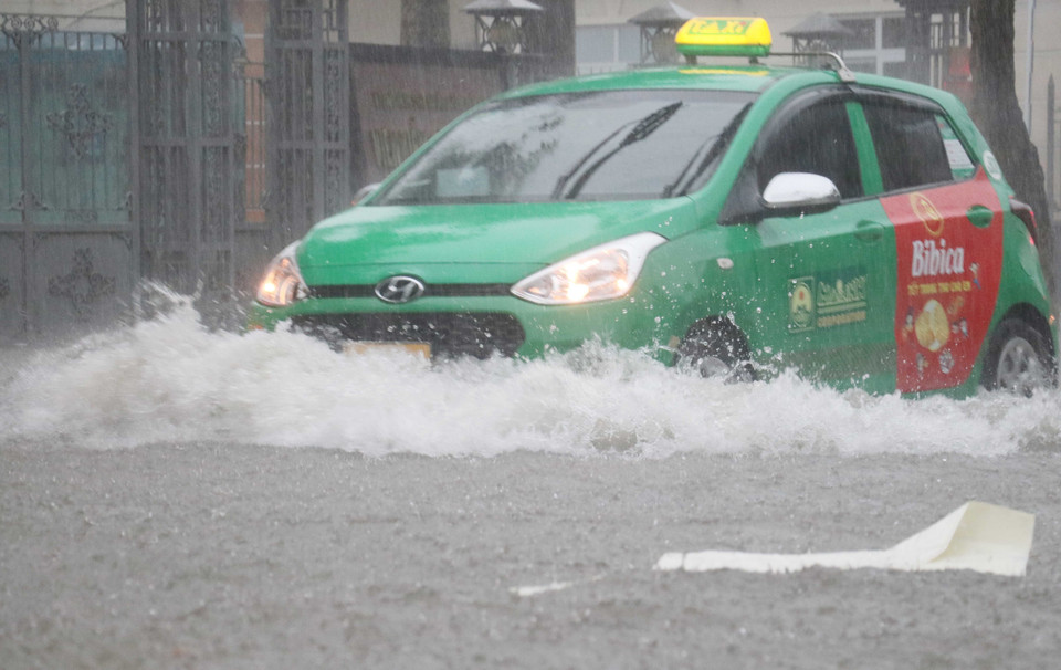 Do ảnh hưởng của hoàn lưu bão số 2, từ sáng sớm 12/8, trên địa bàn tỉnh Thái Bình có mưa rào, khiến nhiều nơi bị ngập úng cục bộ. (Ảnh: Nguyễn Công Hải/TTXVN)