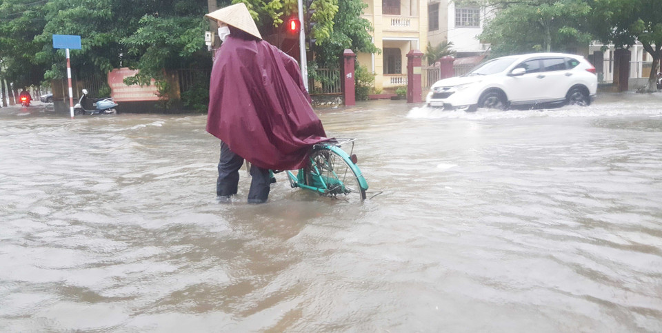 Mưa lớn gây ngập lụt cục bộ nhiều tuyến phố chính thành phố Thái Bình. (Ảnh: Nguyễn Công Hải/TTXVN)