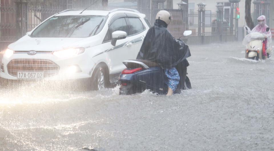 Tại thành phố Thái Bình, mưa lớn khiến nhiều tuyến phố chính bị ngập nặng. (Ảnh: Nguyễn Công Hải/TTXVN)