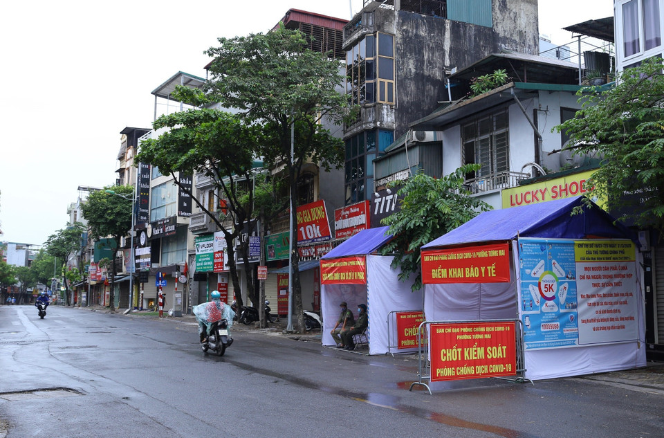 Do cơn mưa lớn đầu buổi sáng, lực lượng chức năng tạm thời không kiểm tra giấy đi đường của người dân, lượng người đi lại cũng vắng vẻ hơn (ảnh chụp 7h25). (Ảnh: Hoàng Hiếu/TTXVN)