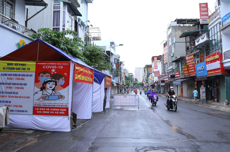 Do cơn mưa lớn đầu buổi sáng, lực lượng chức năng tạm thời không kiểm tra giấy đi đường của người dân, lượng người đi lại cũng vắng vẻ hơn (ảnh chụp 7h25). (Ảnh: Hoàng Hiếu/TTXVN)