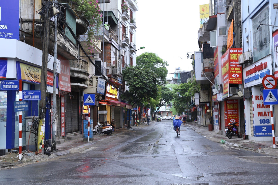 Phố Nguyễn An Ninh lúc 7h25 vắng người qua lại. (Ảnh: Hoàng Hiếu/TTXVN)