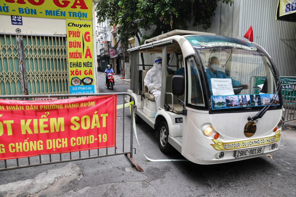 Chỉ có phương tiện phục vụ nhu cầu phòng chống dịch mới được qua chốt phố Lương Ngọc Quyến. (Ảnh: Thành Đạt/TTXVN)