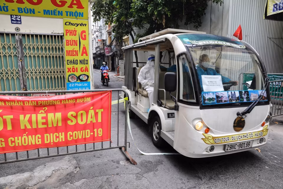 Chỉ có phương tiện phục vụ nhu cầu phòng chống dịch mới được qua chốt phố Lương Ngọc Quyến. (Ảnh: Thành Đạt/TTXVN)
