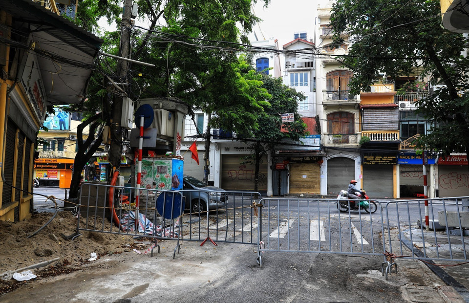 Đầu phố Tô Tịch (phía ra phố Hàng Bông) lập "chốt cứng" để không có người lạ, khách vãng lai đi vào. (Ảnh: Thành Đạt/TTXVN)