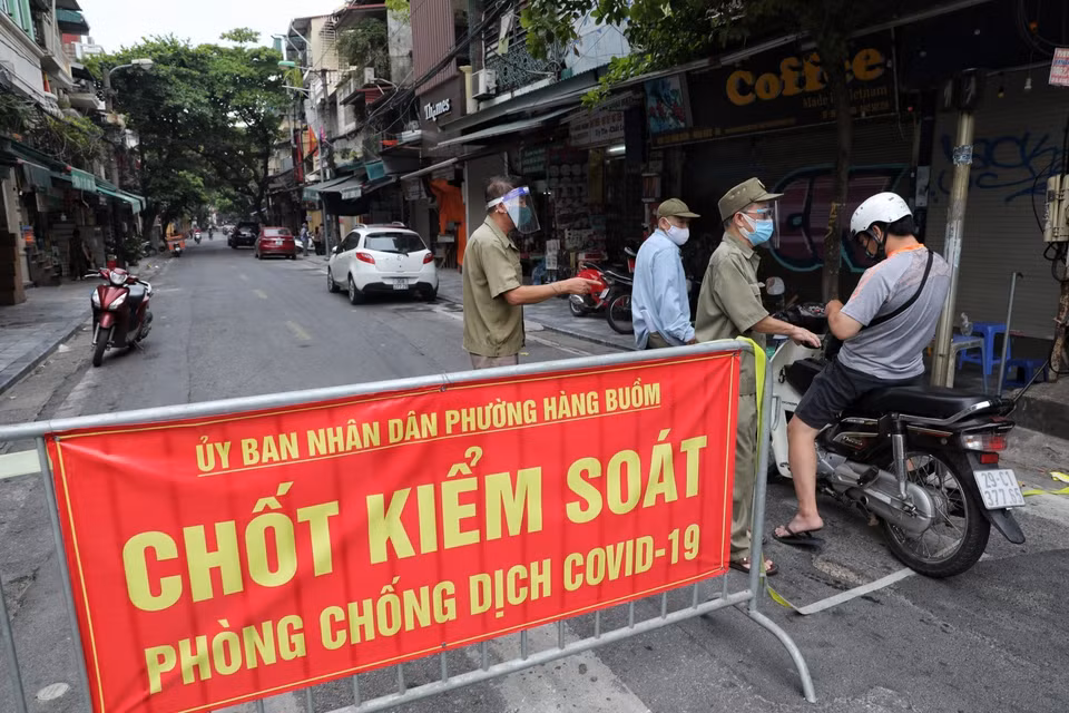 Lực lượng chức năng phường Hàng Buồm kiểm soát chặt chẽ người ra vào. Những ai không có giấy đi đường theo quy định mới đều được yêu cầu quay đầu xe. (Ảnh: Thành Đạt/TTXVN)