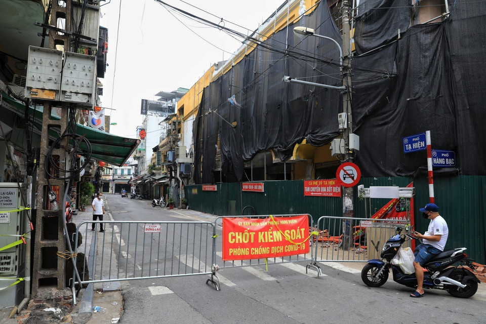 Tại phố Tạ Hiện, "chốt cứng" được lập ở cả 2 đầu phố để không cho người lạ, khách vãng lai đi vào địa bàn. (Ảnh: Thành Đạt/TTXVN)