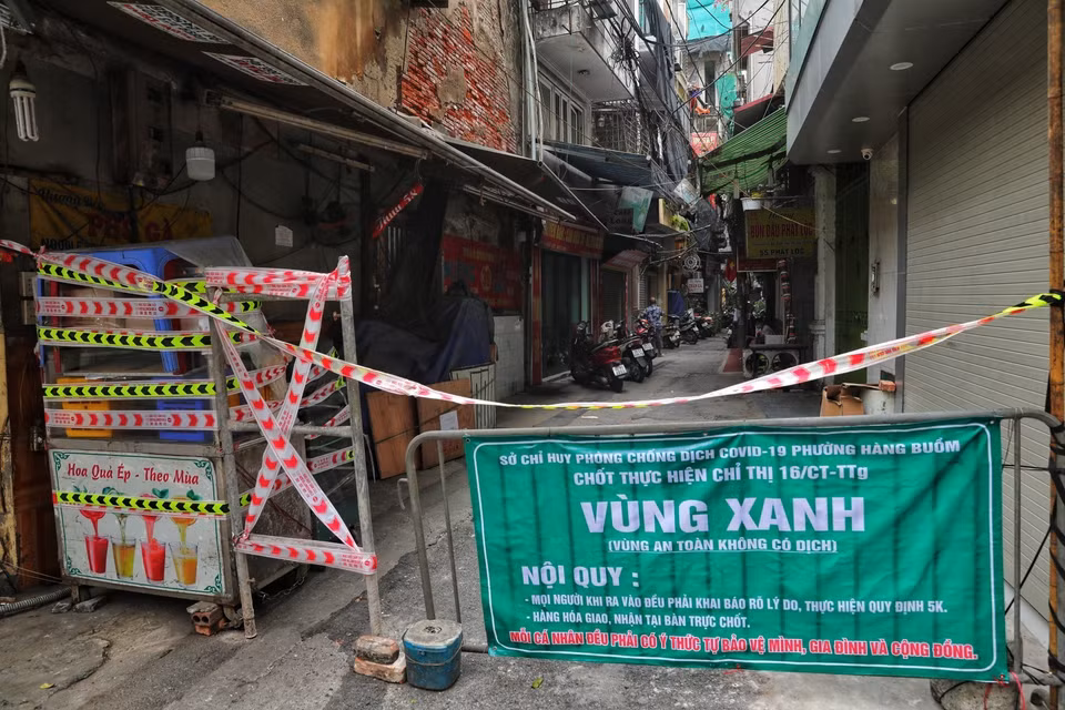Phường Hàng Buồm lập chốt cứng "Vùng xanh" - vùng không có dịch tại ngõ Phát Lộc. (Ảnh: Thành Đạt/TTXVN)