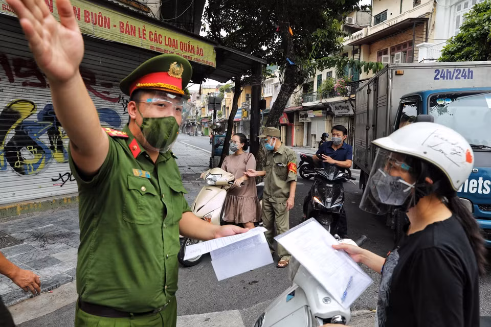Tại phố Mã Mây chỉ có người trong khu vực khi có nhu cầu cấp thiết mới được ra vào. (Ảnh: Thành Đạt/TTXVN)