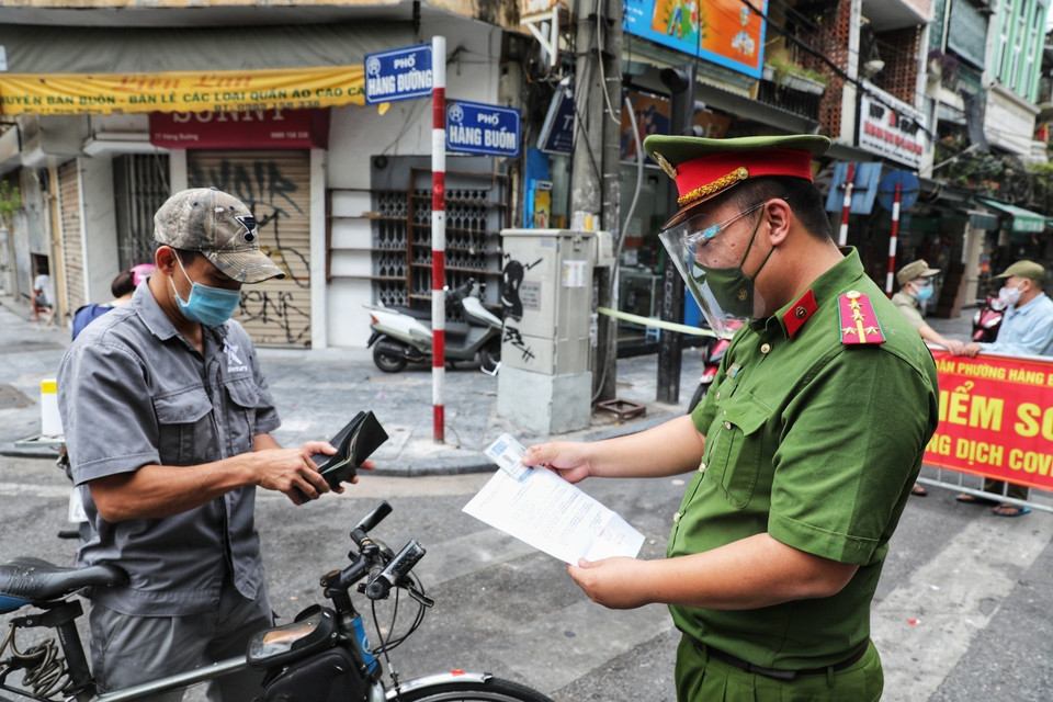 Chỉ những người dân có hộ khẩu hoặc sinh sống trên địa bàn và có giấy đi đường đúng quy định mới có thể qua chốt. (Ảnh: Thành Đạt/TTXVN)