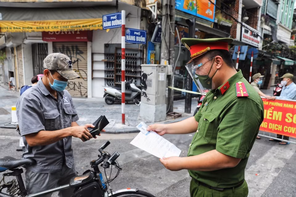 Chỉ những người dân có hộ khẩu hoặc sinh sống trên địa bàn và có giấy đi đường đúng quy định mới có thể qua chốt. (Ảnh: Thành Đạt/TTXVN)