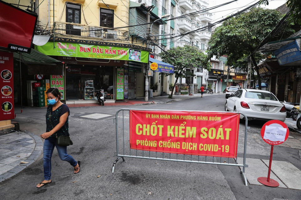Tại phố Mã Mây chỉ những người dân sinh sống tại đây và có nhu cầu thiết yếu mới được phép ra đường. (Ảnh: Thành Đạt/TTXVN)
