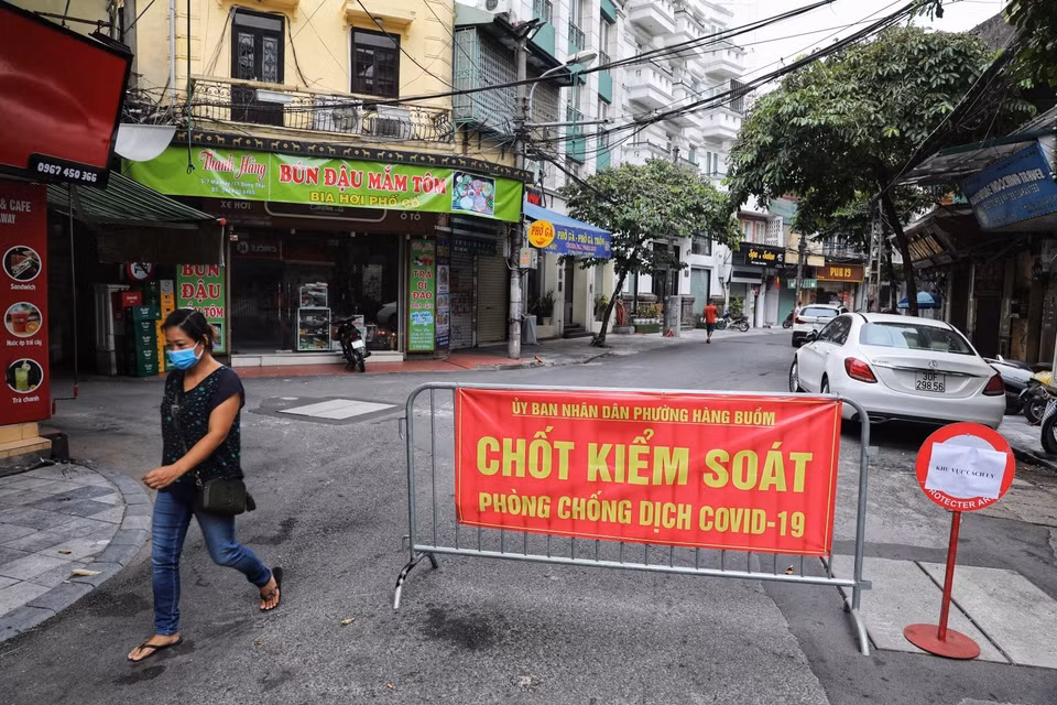 Tại phố Mã Mây chỉ những người dân sinh sống tại đây và có nhu cầu thiết yếu mới được phép ra đường. (Ảnh: Thành Đạt/TTXVN)