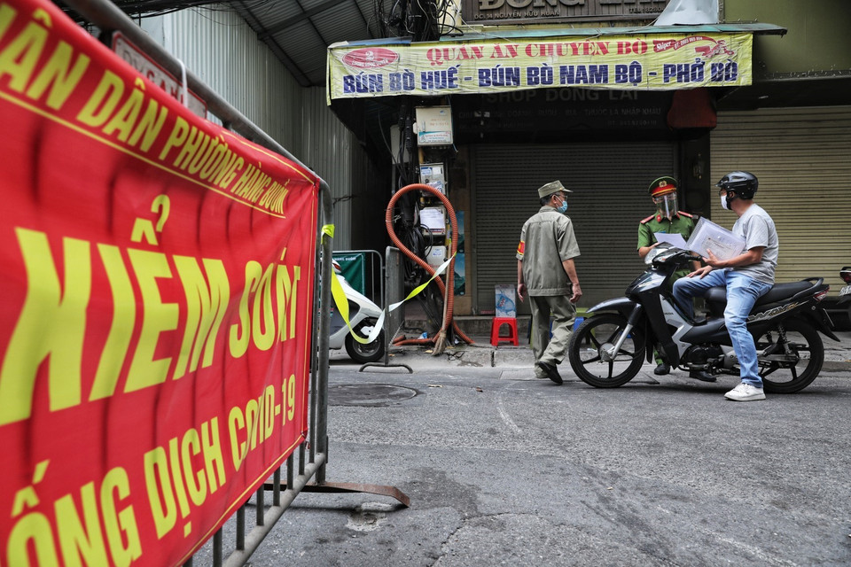 Theo quy định mới của UBND thành phố Hà Nội thì xã, phường, thị trấn ở thủ đô có trách nhiệm kiểm tra, xác nhận giấy đi đường với nguyên tắc "chính quyền cơ sở giám sát chặt chẽ nơi đến trên địa bàn." (Ảnh: Thành Đạt/TTXVN)