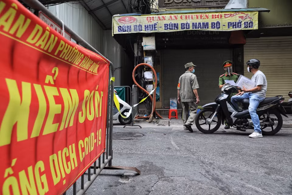Theo quy định mới của UBND thành phố Hà Nội thì xã, phường, thị trấn ở thủ đô có trách nhiệm kiểm tra, xác nhận giấy đi đường với nguyên tắc "chính quyền cơ sở giám sát chặt chẽ nơi đến trên địa bàn." (Ảnh: Thành Đạt/TTXVN)