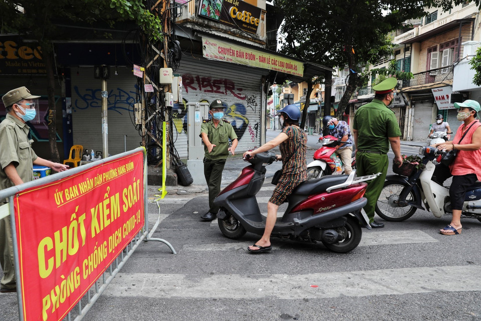 Kiểm soát chặt chẽ 24/24 tại các chốt phòng dịch trên các khu phố cổ, đảm bảo công tác phòng chống dịch. (Ảnh: Thành Đạt/TTXVN)