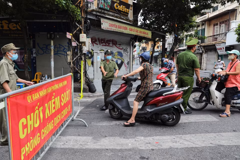 Kiểm soát chặt chẽ 24/24 tại các chốt phòng dịch trên các khu phố cổ, đảm bảo công tác phòng chống dịch. (Ảnh: Thành Đạt/TTXVN)