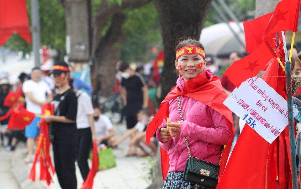 Nhiều người tranh thủ bán cờ cho khán giả vào sân để cổ vũ cho các trận đấu. (Ảnh: Trung Kiên/TTXVN)