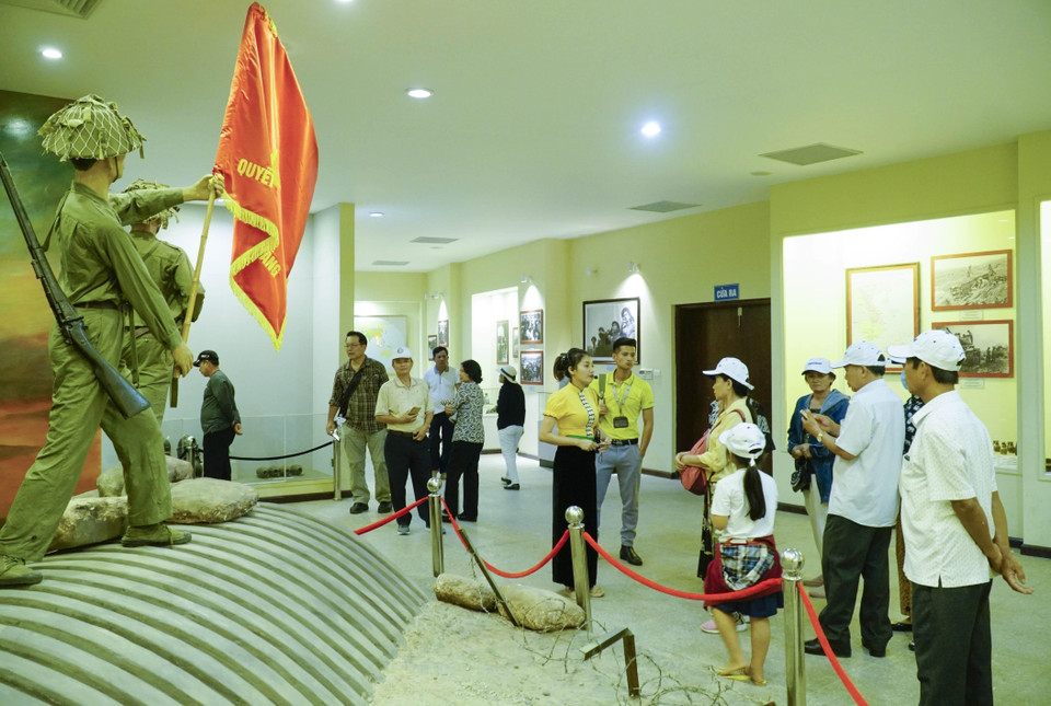 Sau hơn 1 tháng mở cửa trở lại do dịch COVID-19, Bảo tàng Chiến thắng lịch sử Điện Biên Phủ đón gần 8.000 lượt khách tham quan (2021). (Ảnh: Xuân Tư/TTXVN)