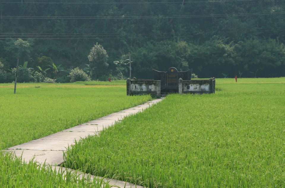 Bia tưởng niệm của di tích Mường Pồn (huyện Điện Biên), nơi anh hùng Bế Văn Đàn lấy thân mình làm giá súng.( Ảnh: Xuân Tiến/TTXVN)