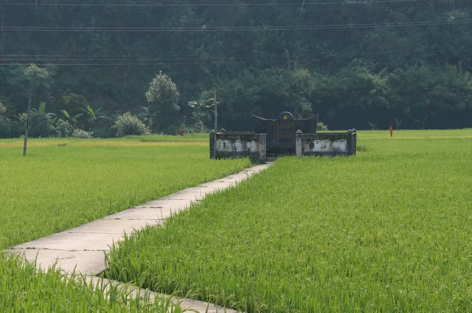 Bia tưởng niệm của di tích Mường Pồn (huyện Điện Biên), nơi anh hùng Bế Văn Đàn lấy thân mình làm giá súng.( Ảnh: Xuân Tiến/TTXVN)