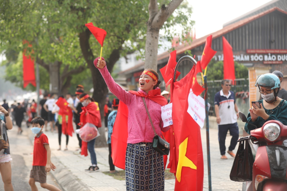 Cờ đỏ sao vàng cùng sắc đỏ của áo, băngrôn tràn ngập các tuyến đường xung quanh sân vận động Việt Trì. (Ảnh: Minh Quyết/TTXVN)